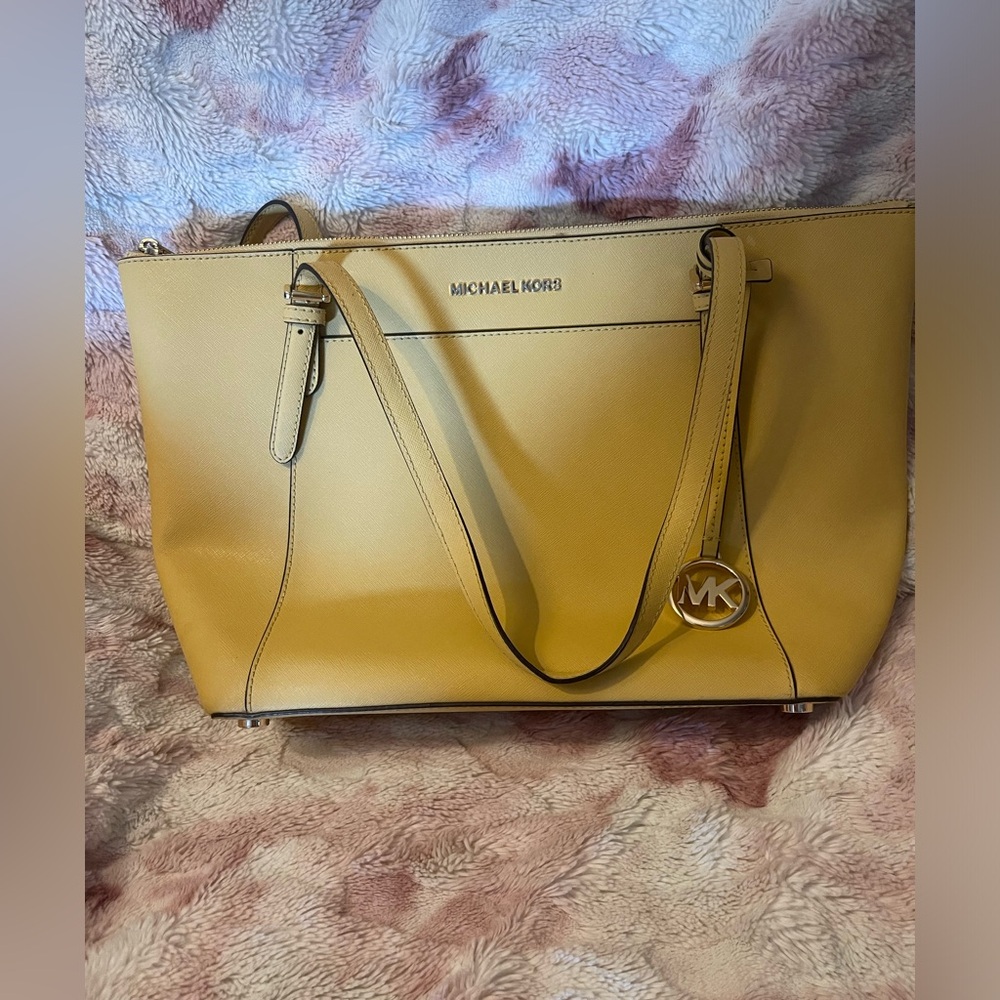 Micheal Kors pale yellow large tote bag with zipper pocket Inside. Legs bottom